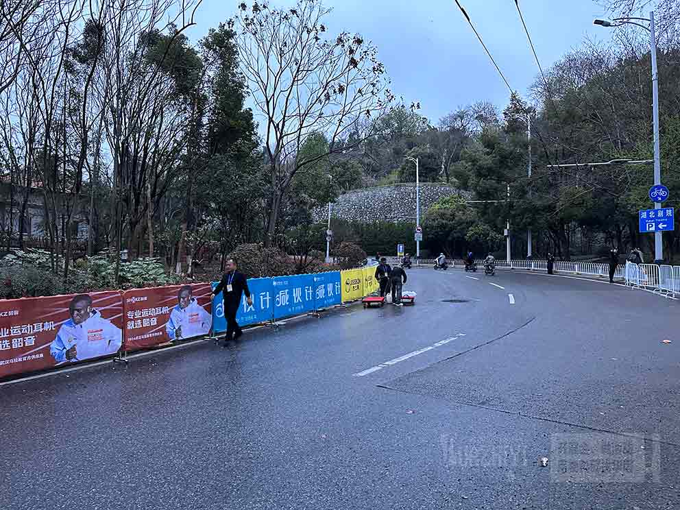 武漢馬拉松健康跑終點(diǎn)租賃使用鐵馬護(hù)欄