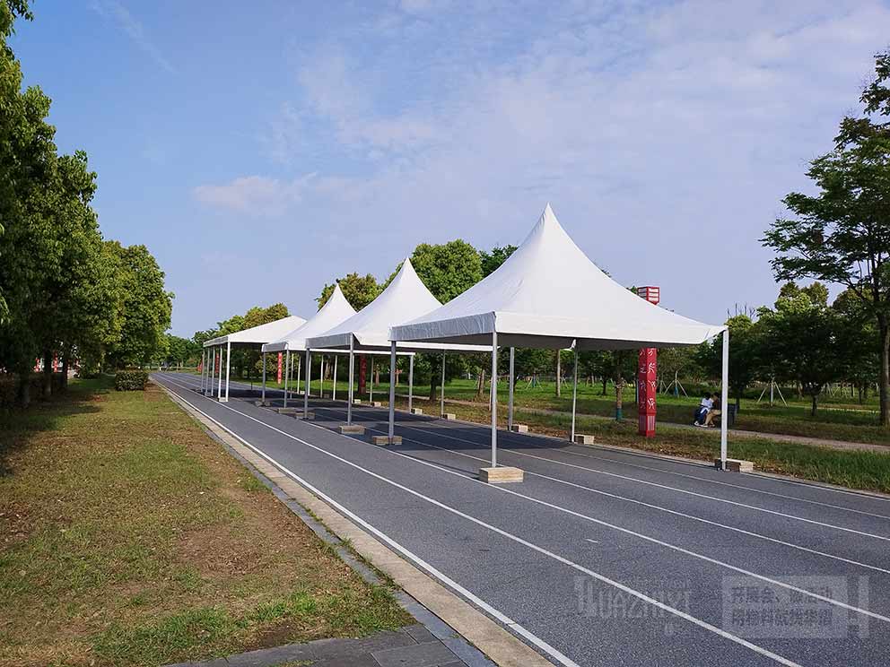 華熠篷房租賃廠家布置馬拉松沿途篷房現場