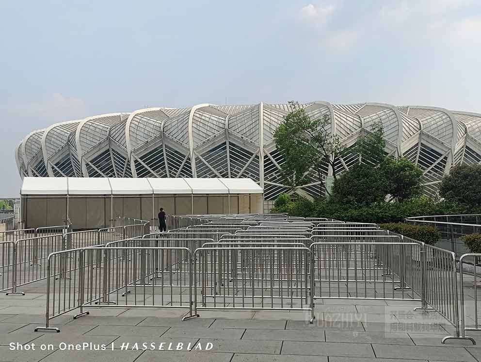 武漢鐵馬護(hù)欄租賃廠家布置體育場館外鐵馬現(xiàn)場