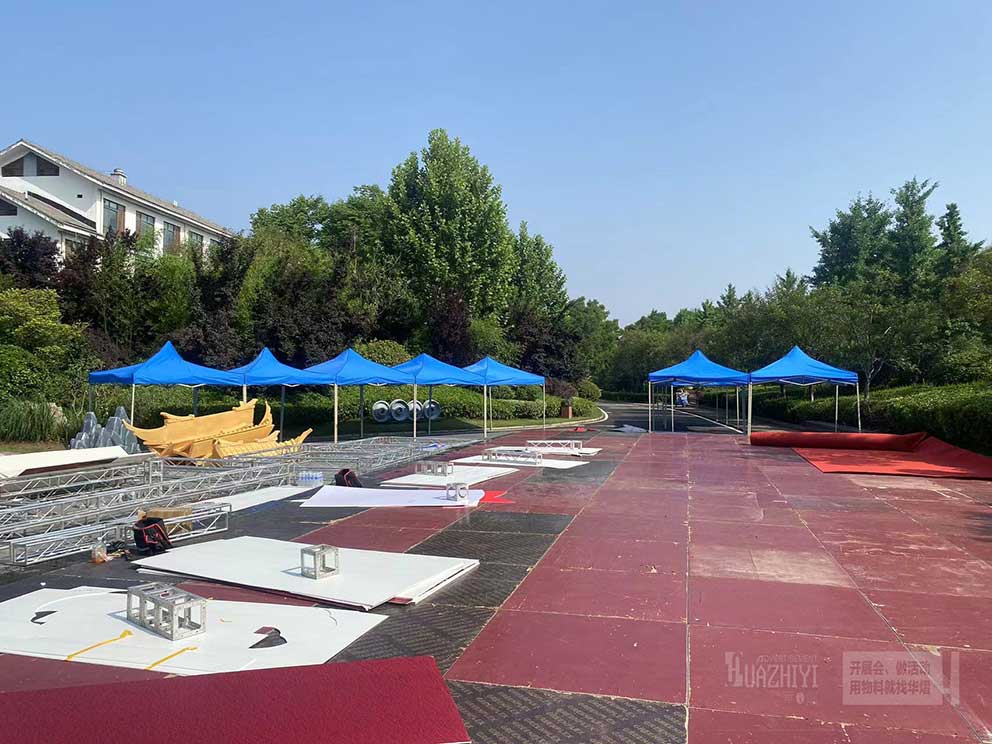 鄭州帳篷出租廠家已經(jīng)將室外簡(jiǎn)易帳篷搭建完成