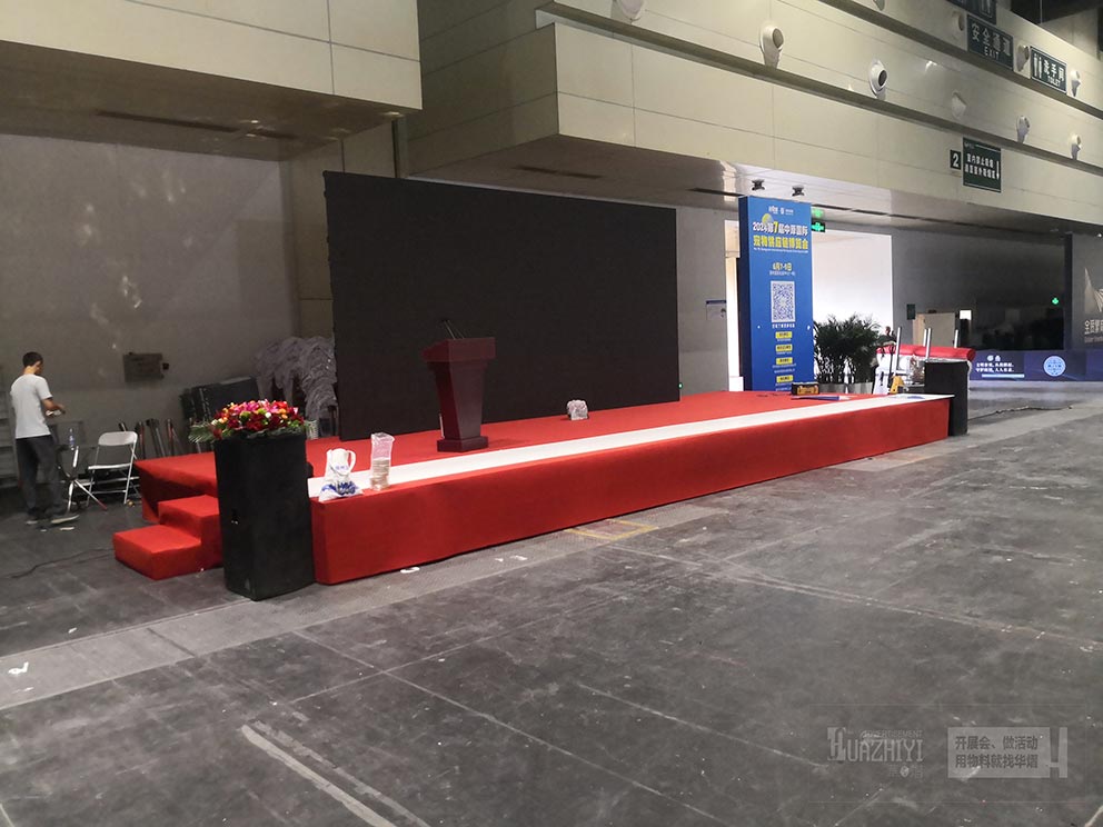 鄭州鋁合金舞臺出租搭建助力寵物展現(xiàn)場，正在施工