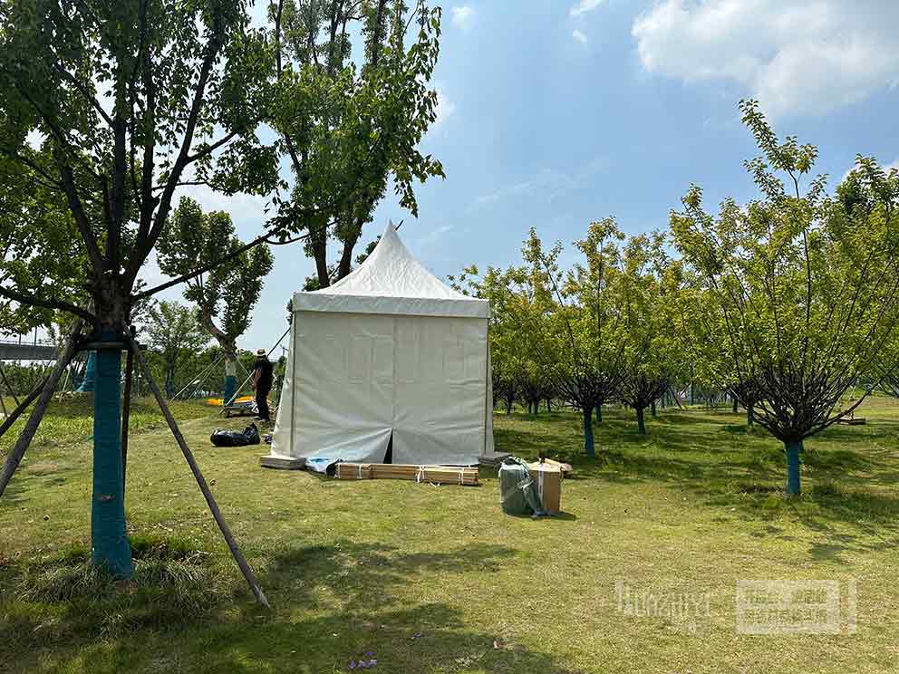 鄭州篷房租賃搭建電音節(jié)尖頂篷房作為休息室來(lái)使用
