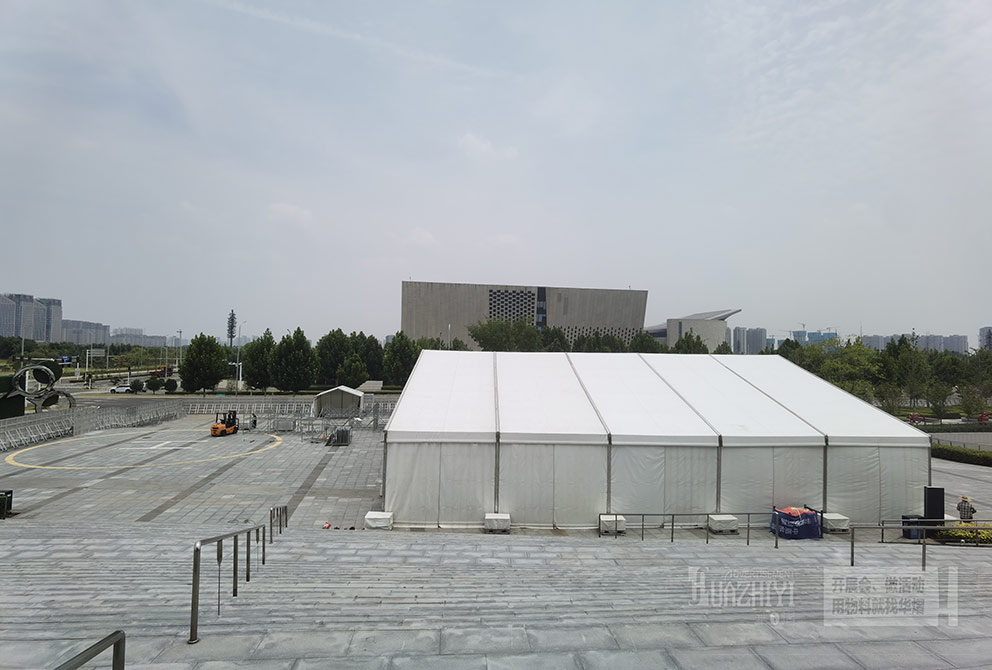 鄭州篷房租賃搭建了一座氣勢(shì)恢宏的安檢篷房