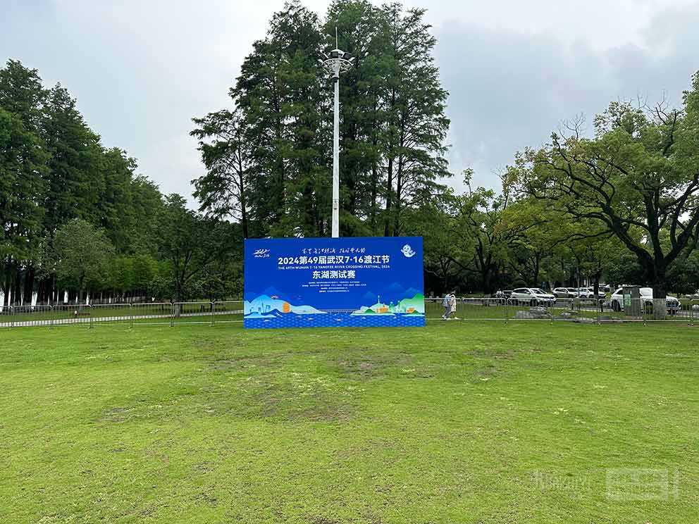 鄭州鐵馬護欄租賃廠家布置了活動現(xiàn)場的護欄