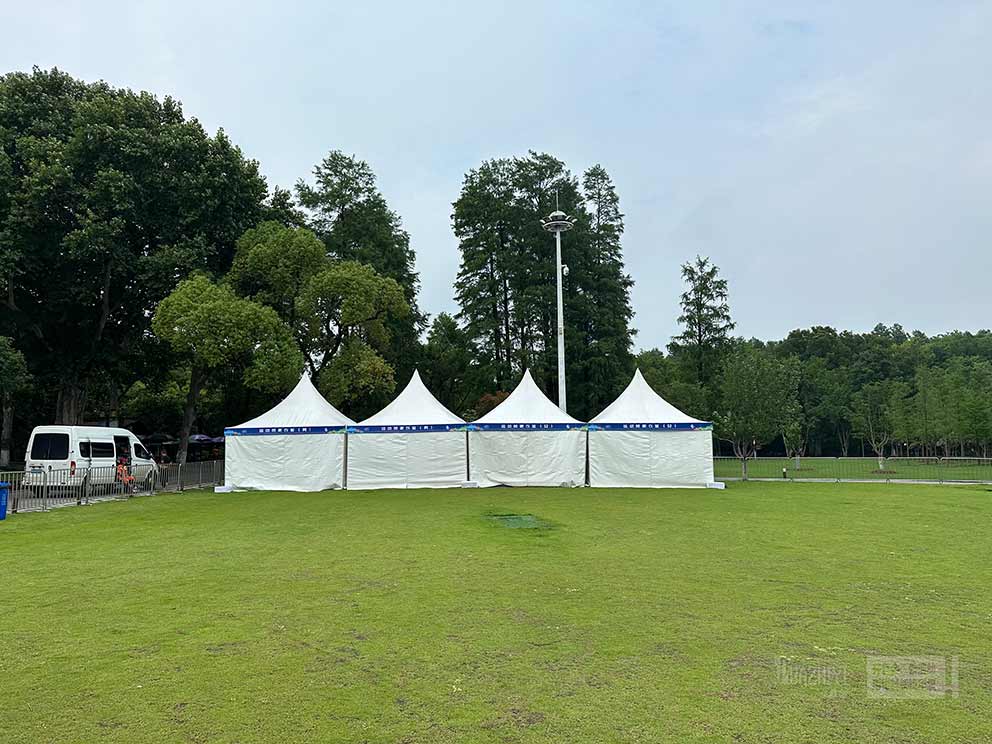 鄭州尖頂篷房出租還可以搭建在草地上，清新美觀(guān)
