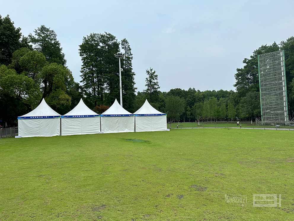鄭州尖頂篷房出租還可以搭建在草地上，清新美觀(guān)