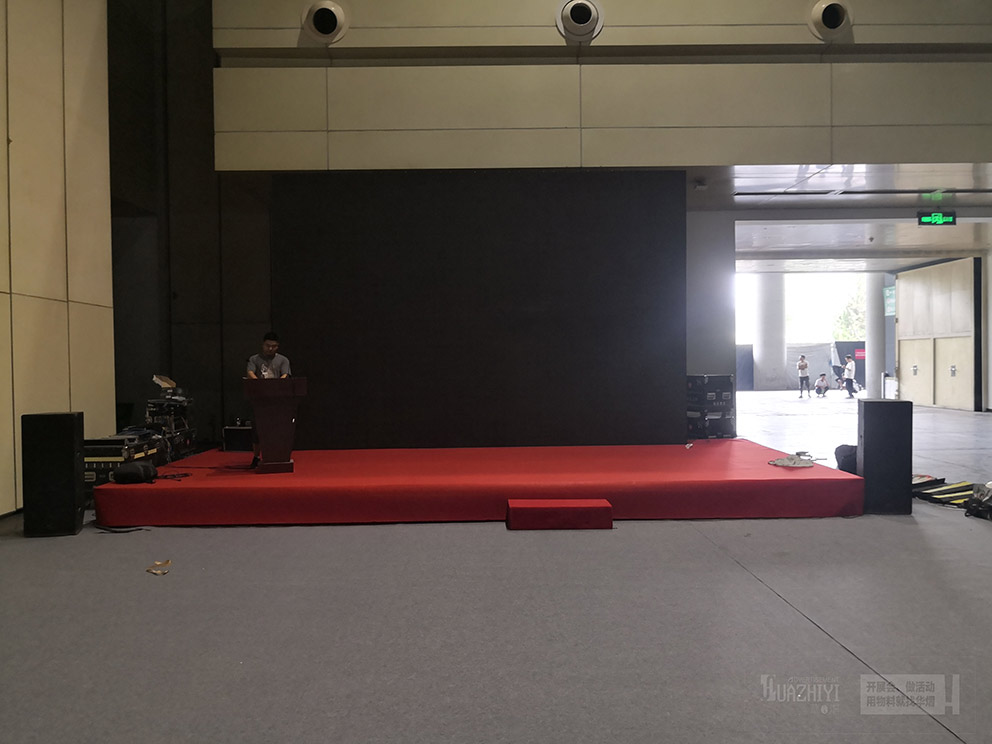 鄭州舞臺(tái)搭建不僅可以在室外使用，在展館內(nèi)也是可以的