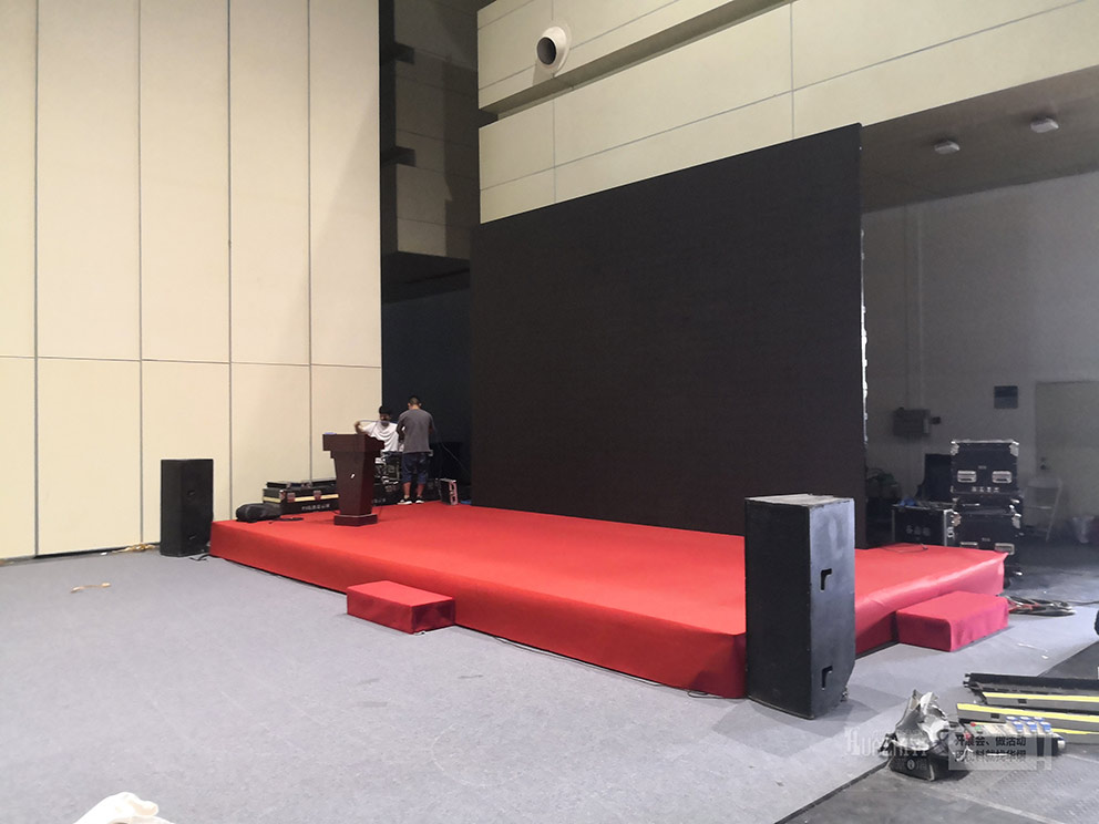 鄭州舞臺(tái)搭建不僅可以在室外使用，在展館內(nèi)也是可以的