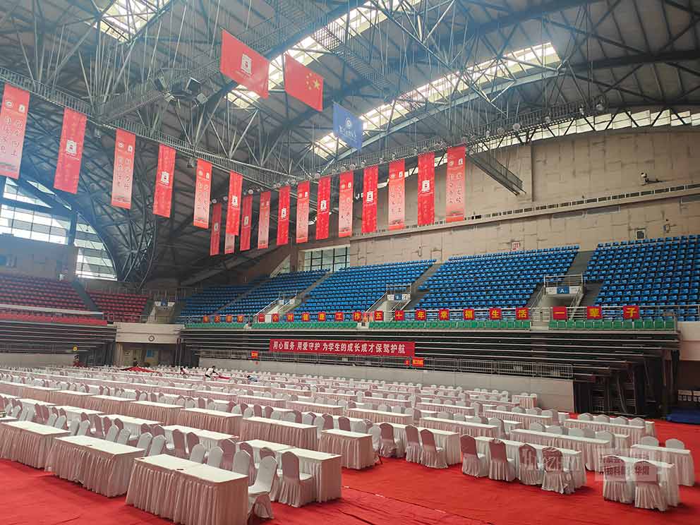 2024“挑戰(zhàn)杯”河南大學(xué)生創(chuàng)業(yè)計劃競賽現(xiàn)場的桌椅由鄭州桌椅租賃廠家提供