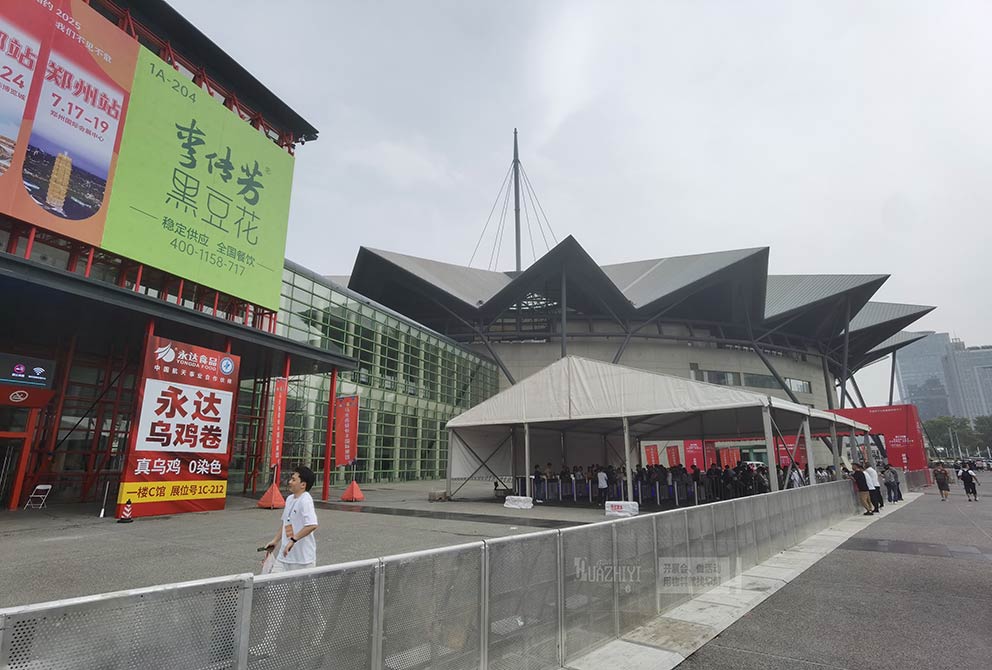 鄭州2024會展中心第九屆餐飲業(yè)博覽會現(xiàn)場的防爆欄租賃由華熠廠家提供布置