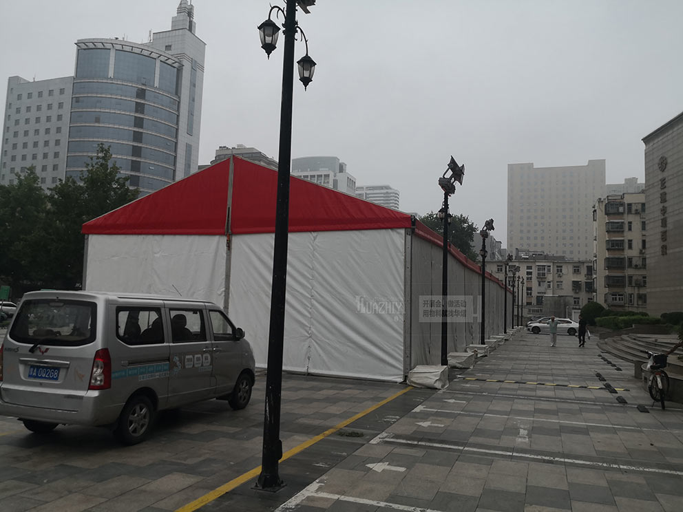 鄭州華熠篷房租賃廠家夏季布場—紅頂白篷篷房已經(jīng)搭建完畢
