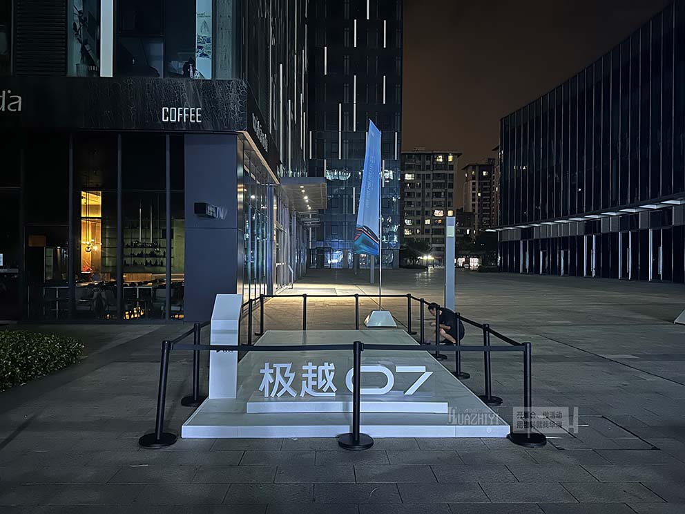 開封鐵馬護(hù)欄租賃布置的護(hù)欄可以做為臨時道路管制來用