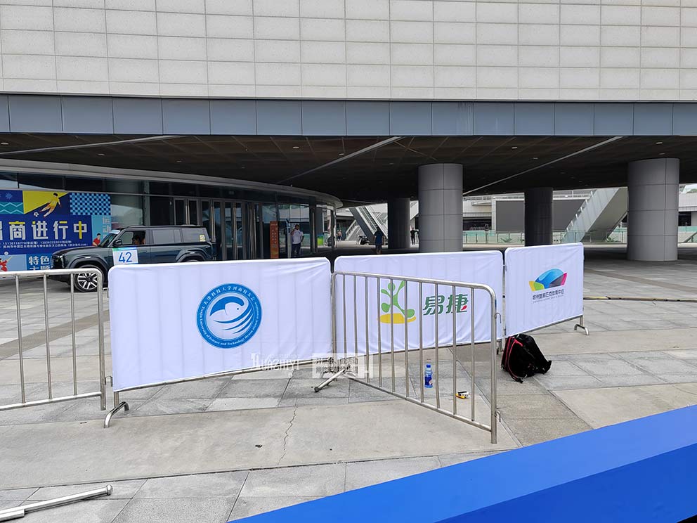 2024中國鄭州新能源汽車拉力賽啟動儀式現(xiàn)場使用鄭州鐵馬護欄租賃