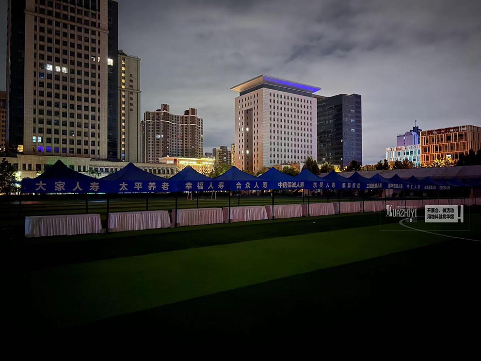 鄭州帳篷出租公司搭建市民公園藍色簡易帳篷現(xiàn)場