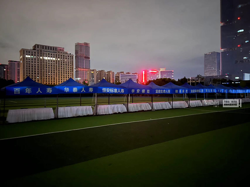 鄭州帳篷出租公司搭建市民公園藍(lán)色簡(jiǎn)易帳篷現(xiàn)場(chǎng)