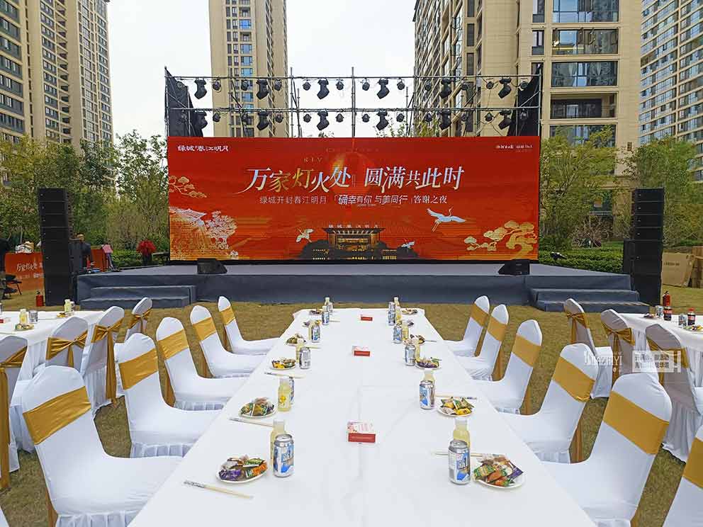 鄭州桌椅出租公司布置室外晚宴活動，金色腰封十分貴氣