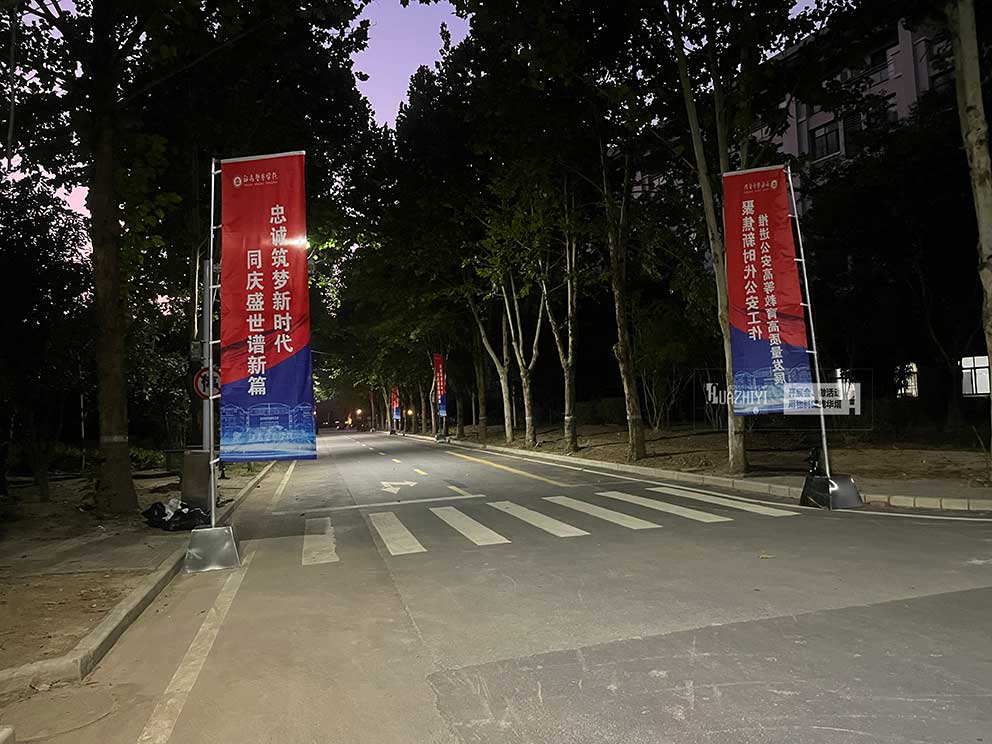 鄭州道旗出租在夜色中施工：已將各個(gè)道旗布置到位