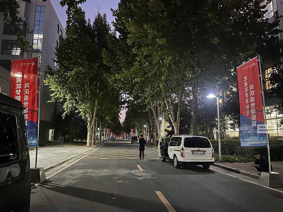 鄭州道旗出租在夜色中施工：已將各個(gè)道旗布置到位