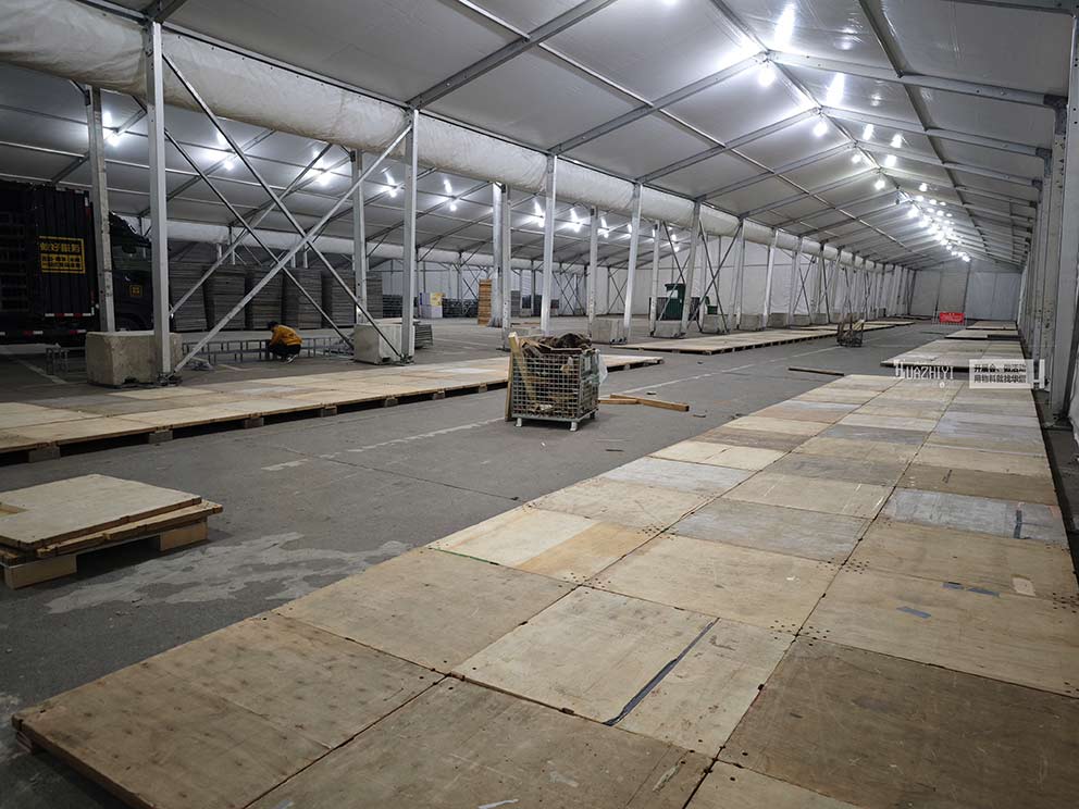 華熠地臺租賃公司團(tuán)隊鋪設(shè)中博建材展會木質(zhì)地臺