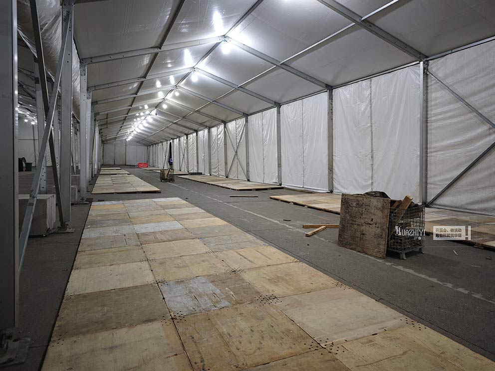 華熠地臺租賃公司團(tuán)隊鋪設(shè)中博建材展會木質(zhì)地臺
