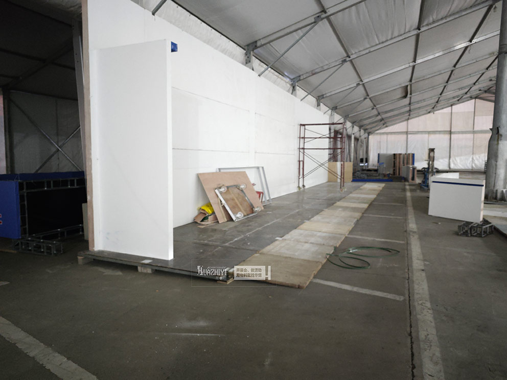 華熠地臺租賃公司團(tuán)隊鋪設(shè)中博建材展會木質(zhì)地臺